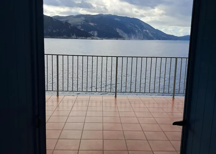 Luxury Seafront Villas, Kefalonia, 100m & Center, 4 Stars Services, Parking - Near Myrtos - Fiskardo אסוס