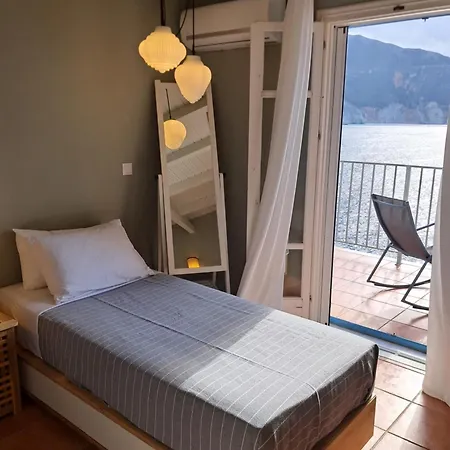 Luxury Seafront Villas, Kefalonia, 100m & Center, 4 Stars Services, Parking - Near Myrtos - Fiskardo וילה *