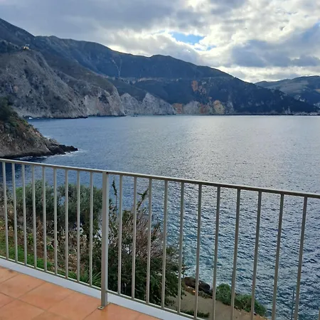 Luxury Seafront Villas, Kefalonia, 100m & Center, 4 Stars Services, Parking - Near Myrtos - Fiskardo וילה