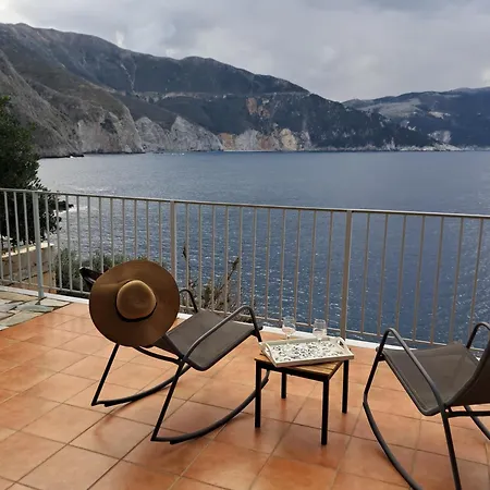 Luxury Seafront Villas, Kefalonia, 100m & Center, 4 Stars Services, Parking - Near Myrtos - Fiskardo וילה