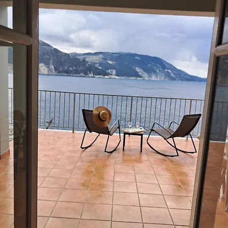 Luxury Seafront Villas, Kefalonia, 100m & Center, 4 Stars Services, Parking - Near Myrtos - Fiskardo וילה